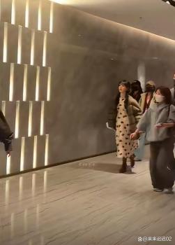 第一次见女明星打出溜滑出场 内娱反卷斗士