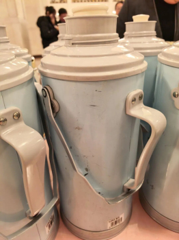 人民大会堂“过时”热水瓶火了 节俭本色引关注