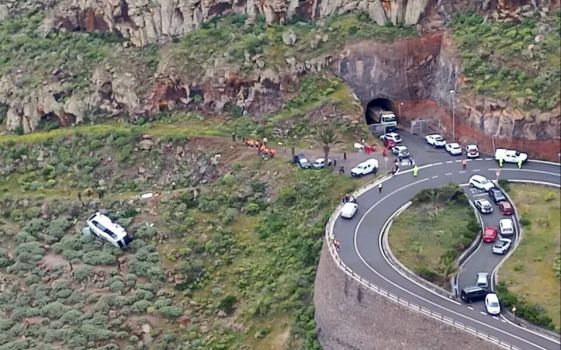 西班牙一旅游大巴坠崖致1死27伤 刹车故障酿悲剧