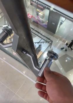男子发现商场护栏玻璃螺丝全松动 安全隐患引关注
