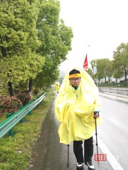 道友背30多斤的背囊徒步25.7公里 挑战极限体力耐力