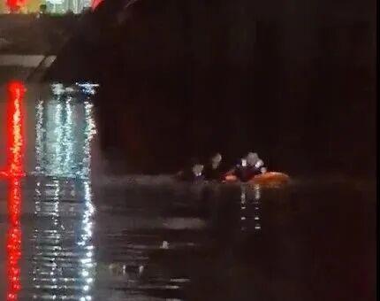 特警淤泥中挣扎半小时救人后累瘫在地 托举生命之心