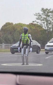 看到机器人交警在指挥交通 引发网友热议