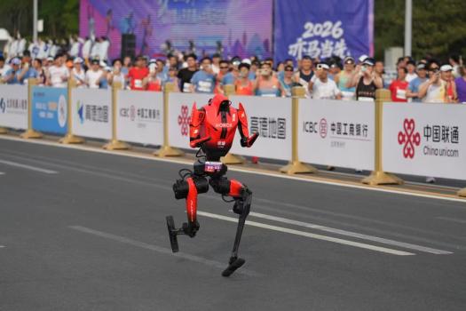 工程师回应机器人半马夺冠秘诀 液冷系统成关键