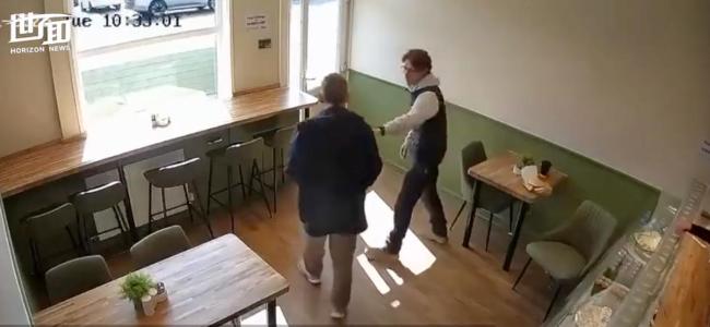 英国男子在咖啡店持刀伤人反被暴击 店内顾客反击制服歹徒
