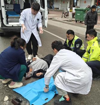 老人骑车摔倒 民警迅速救助 紧急救援暖人心