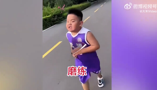 爸爸陪6岁儿子跑步7个月减重13斤：孩子自信了，我们相互鼓励和坚持，以后继续一起跑