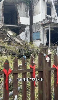 汶川地震幸存者重返学校向已故同学敬酒 缅怀逝去的青春