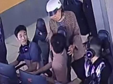 越南奶奶网吧打错人赶紧用亲吻道歉安抚小伙