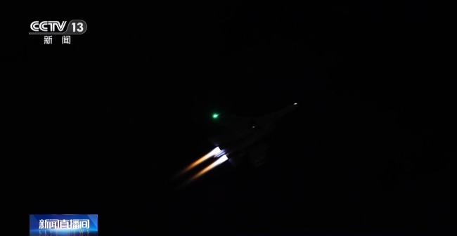 海军航空兵开展夜间空战实训 锤炼应急作战能力