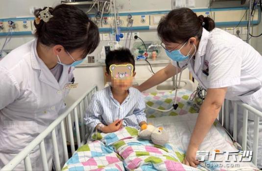 男孩爬車窗玩耍脖子被卡6分鐘 險釀悲劇