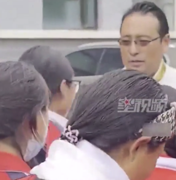 高三學生自發(fā)排隊和老師告別 眾人忍不住落淚