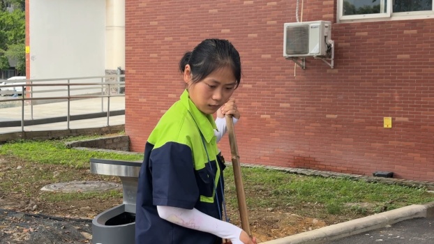 校園環(huán)衛(wèi)工利用碎片時間考研上岸 努力不分年齡崗位
