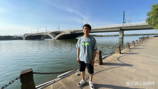 老人跳江輕生 健身教練一把拉住 的哥英勇救人