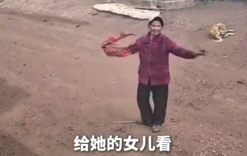 外婆對(duì)著監(jiān)控跳舞，想哄哄最近遇到困難的女兒！