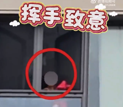 女子被困向派出所揮紅衣求救 最終從陽臺順利脫困