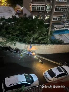 濟南一電線桿傾倒砸中私家車 強對流天氣所致