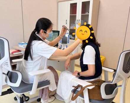 女子堅持曬太陽臉上長滿斑塊 過度暴曬引發(fā)病變