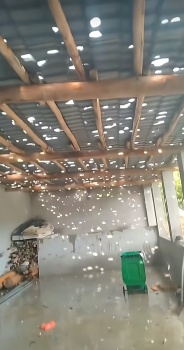 甘肅一地突降冰雹 石棉瓦被砸穿 雞蛋大冰雹來襲