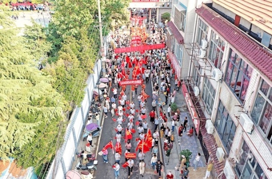 湖北一鎮(zhèn)萬人空巷沿街歡送學(xué)子趕考 民俗盛典壯行
