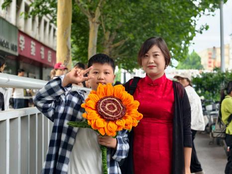 2026高考場(chǎng)外的牽掛 兄弟情深共赴前程
