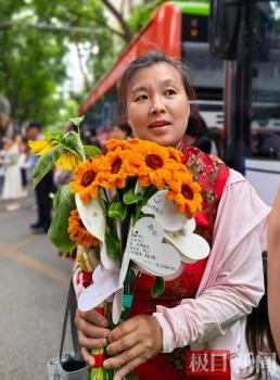 雨夜被捡的弃婴高考完跪谢养母 感人瞬间温暖人心