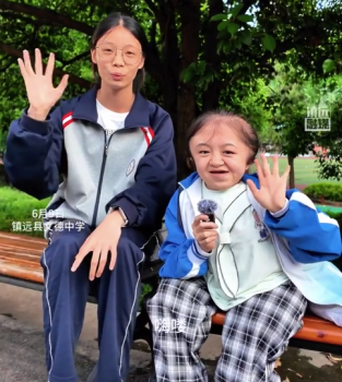 抱同學出考場當事人回應：希望我們這種團結友愛的精神可以繼續(xù)傳遞下去