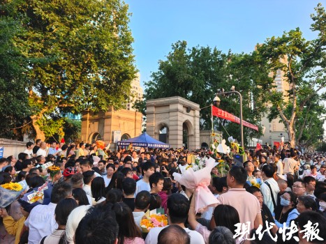 江蘇高考收官，被鮮花包圍的考生奔赴下一站星辰大海