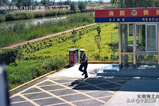 15歲少年不慎落水消防員火速施救 藍(lán)色身影飛撲救援