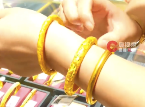 金價(jià)回落！女子一口氣買入90克金手鐲