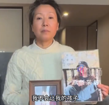 家門口遇害女子?jì)寢対M頭白發(fā)：必須讓兇手付出代價(jià)