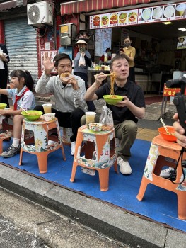 雷军武汉路边过早，被小学生合影反遭灵魂拷问