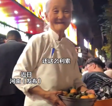 90多岁老奶奶在夜市卖粽子煮鸡蛋 顾客：很佩服，又干净又利索的奶奶