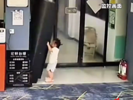 女童独自玩耍扒拉货架被砸中头部 家长：医院拍了CT，没伤到头骨