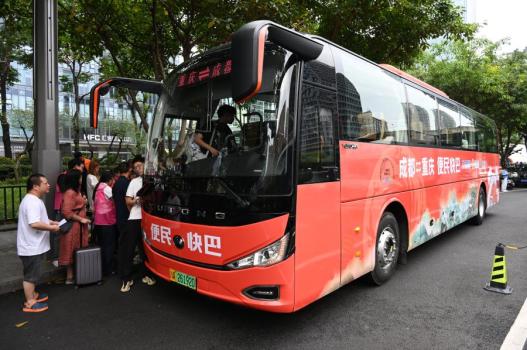 被高铁“逼退”的大巴车换了个活法 灵活转型重获新生