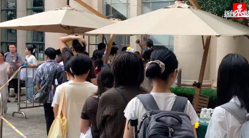 法医秦明新书首发太火了！一大早读者就来排队购书领券