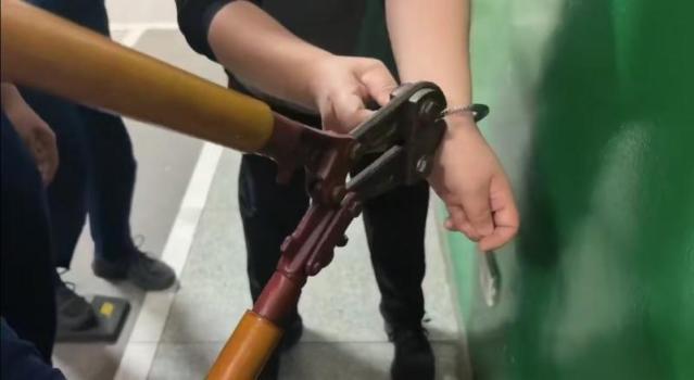 男子手腕被玩具手铐锁死 消防员精细破拆解困