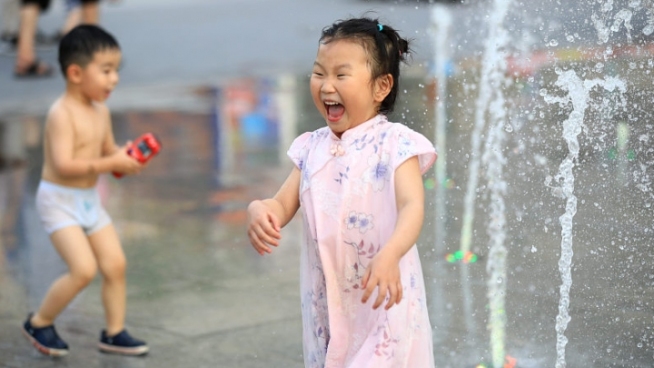 Jiangsu: Kinder spielen im Wasser gegen die Hitze