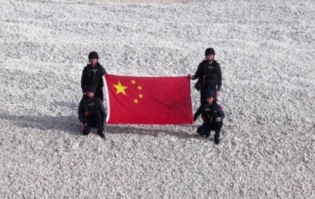 中国海警登铁线礁展开五星红旗 宣示主权
