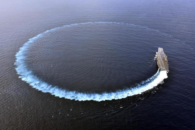 印度维克兰特号航母在海试中急转弯画出圆形