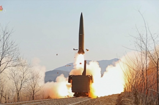 朝鲜短程弹道导弹发射和命中画面公开