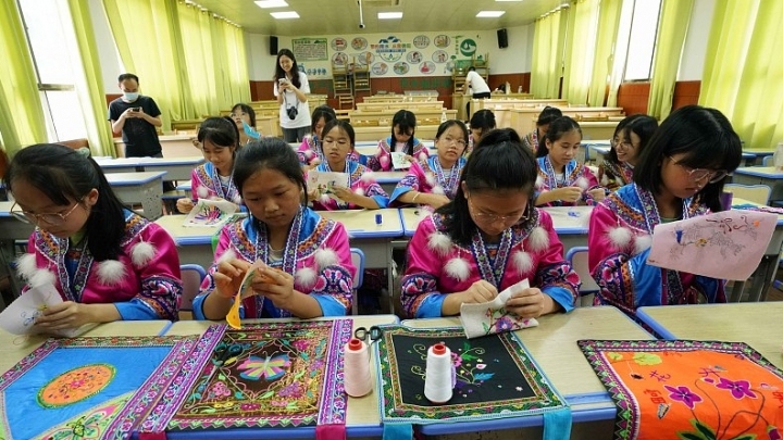 Guangxi: Verbreitung der traditionellen Kunst der Miao-Stickerei