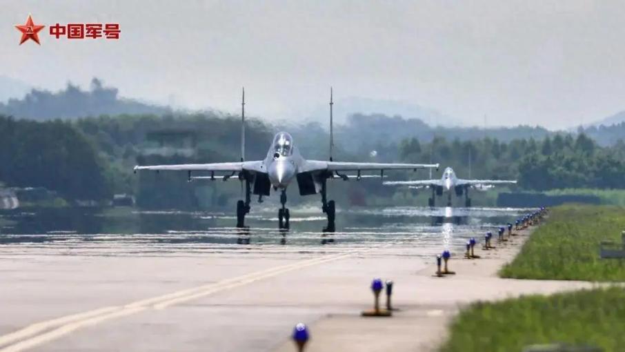 解放军飞行员入伍10年飞1000小时 不到美军1/3？