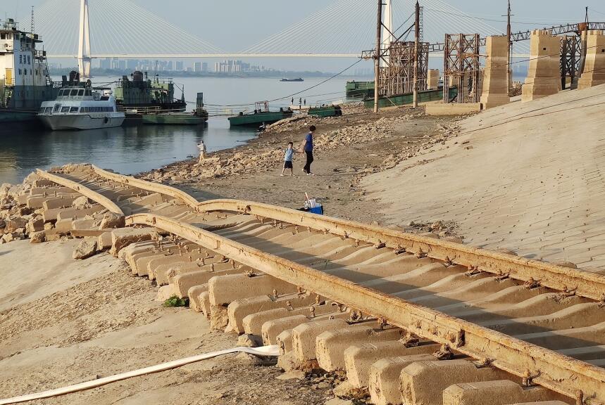 长江水位持续走低 武汉江边露出粤汉铁路遗迹