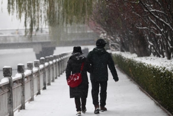 北京迎来大范围强降雪 市民雪中出行