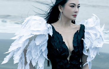 张雨绮穿深V礼服秀傲人身材