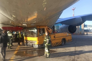 俄罗斯一飞机与运水罐车发生碰撞