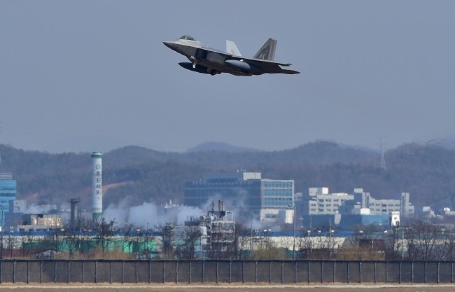 美F-22战机进行重大升级，“直指中国”
