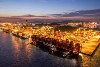 三艘400米超大型集装箱船舶停靠厦门港