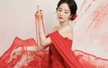  Yang Mi's red gauze skirt looks bright and beautiful like a red rose